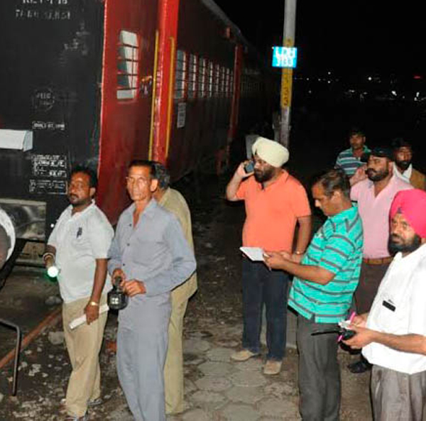 ਰੇਲਵੇ ਸਟੇਸ਼ਨ ''ਤੇ ਗੂੰਜੇ ਸਾਇਰਨਾਂ ਨਾਲ ਮਚੀ ਭੱਜ-ਦੌੜ
