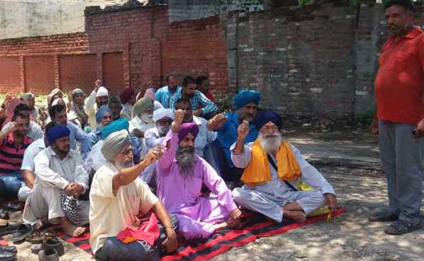 ਪੀੜਤ ਪਰਿਵਾਰ ਤੇ ਕਾਮਰੇਡਾਂ ਵੱਲੋਂ ਡੀ. ਐੱਸ. ਪੀ. ਦਫ਼ਤਰ ਦੇ ਬਾਹਰ ਧਰਨਾ