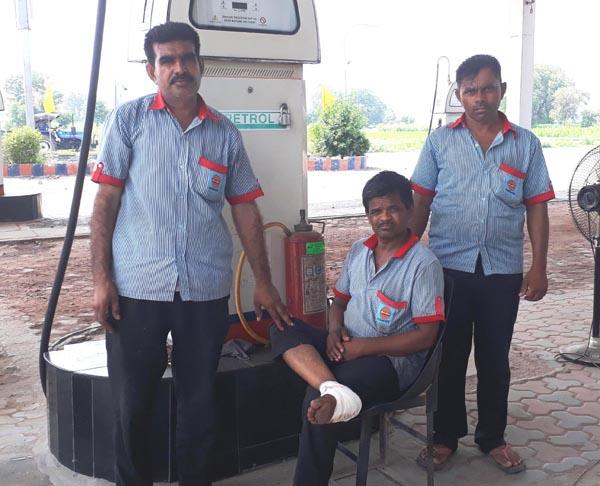 looters seized rs 95 000 from petrol pump