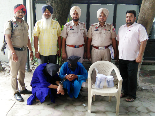 ਦੇਸੀ ਰਿਵਾਲਵਰਾਂ ਸਮੇਤ 2 ਗ੍ਰਿਫਤਾਰ