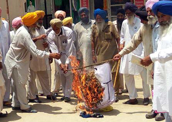 ਕਿਸਾਨਾਂ ਜੀ. ਐੱਸ. ਟੀ. ਤੇ ਕੇਂਦਰ ਸਰਕਾਰ ਦੇ ਪੁਤਲੇ ਫੂਕੇ