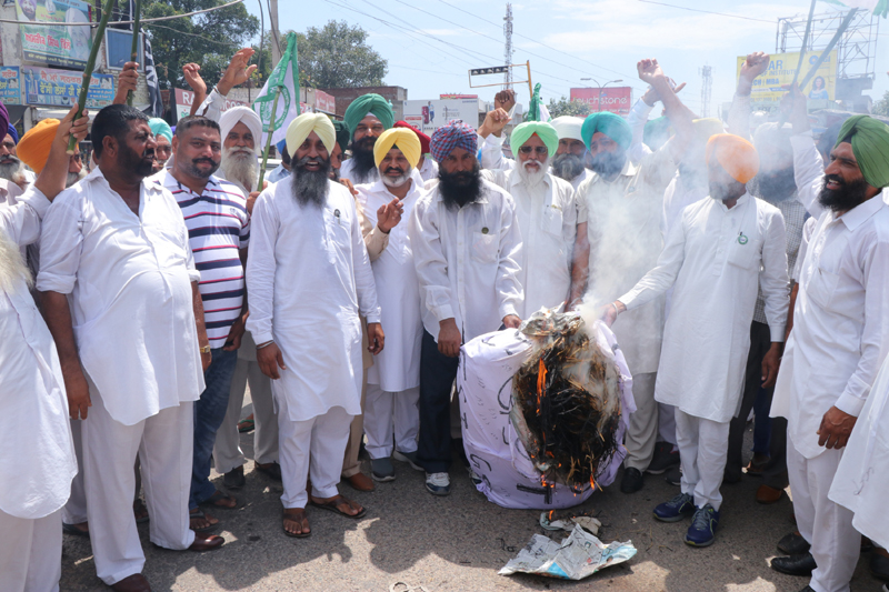 ਪੰਜਾਬ ਭਰ ''ਚ ਕਿਸਾਨਾਂ ਨੇ ਜੀ. ਐੱਸ. ਟੀ. ਦੇ ਪੁਤਲੇ ਫੂਕ ਕੇ ਕੀਤਾ ਰੋਸ ਪ੍ਰਦਰਸ਼ਨ