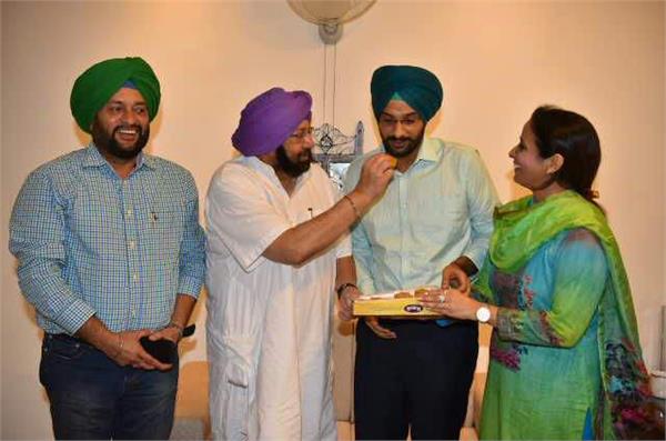 captain launches foreign language in government schools