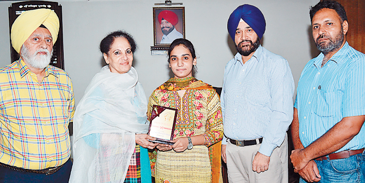 ਯੂਨੀਵਰਸਿਟੀ ''ਚ ਬੀ. ਕਾਮ. ਪ੍ਰੋਫੈਸ਼ਨਲ ਦੀ ਪਹਿਲੀ ਪੁਜ਼ੀਸ਼ਨ ਲਗਾਤਾਰ ਛੇਵੀਂ ਵਾਰ ਲਾਇਲਪੁਰ ਖਾਲਸਾ ਕਾਲਜ ਦੇ ਨਾਂ