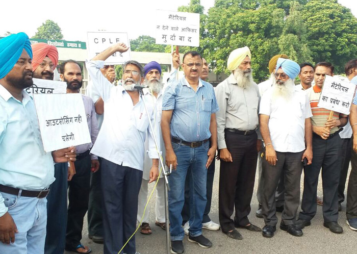 ਮੈਨਜ਼ ਯੂਨੀਅਨ ਨੇ ਰੇਡਿਕਾ ਪ੍ਰਸ਼ਾਸਨ ਖਿਲਾਫ ਦਿੱਤਾ ਧਰਨਾ