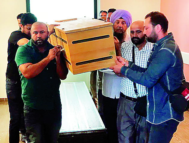 ਸਿਮਰਨਜੀਤ ਦੀ ਮ੍ਰਿਤਕ ਦੇਹ ਨੂੰ ਦੋਸਤਾਂ-ਮਿੱਤਰਾਂ ਨੇ ਸੇਜਲ ਅੱਖਾਂ ਨਾਲ ਭੇਜਿਆ ਭਾਰਤ