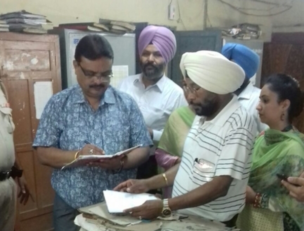 ਡੀ. ਸੀ. ਵੱਲੋਂ ਪਾਵਰਕਾਮ ਦਫ਼ਤਰ ਦੀ ਚੈਕਿੰਗ