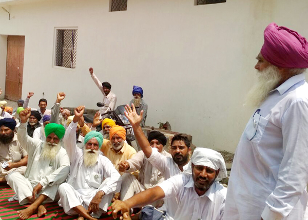 ਚੋਰਾਂ ਖਿਲਾਫ ਪੁਲਸ ਦੀ ਢਿੱਲੀ-ਮੱਠੀ ਕਾਰਵਾਈ ਤੋਂ ਦੁਖੀ ਕਿਸਾਨਾਂ ਨੇ ਲਾਇਆ ਧਰਨਾ