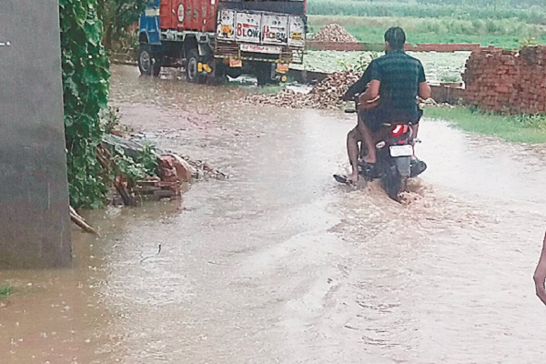 ਬਰਸਾਤ ਤੇ ਛੱਪੜ ਦਾ ਪਾਣੀ ਘਰਾਂ ''ਚ ਹੋਇਆ ਦਾਖਲ