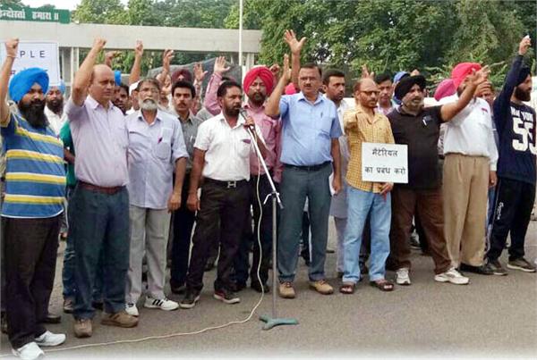 manz union slogans against redika administration