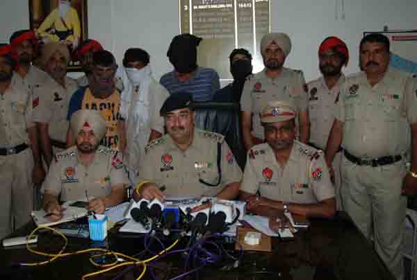 ਪੁਲਸ ਦਾ ਸਟਿੱਕਰ ਲੱਗੇ ਮੋਟਰਸਾਈਕਲ ''ਤੇ ਲੁੱਟ-ਖੋਹ ਕਰਨ ਵਾਲੇ ਗ੍ਰਿਫਤਾਰ