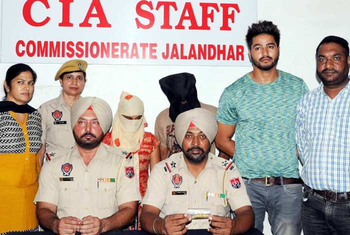 ਆਰਟੀਫੀਸ਼ੀਅਲ ਕੋਕੇ ਰੱਖ ਅਸਲੀ ਚੁੱਕ ਕੇ ਲਿਜਾਣ ਵਾਲਾ ਜੋੜਾ ਅੜਿੱਕੇ