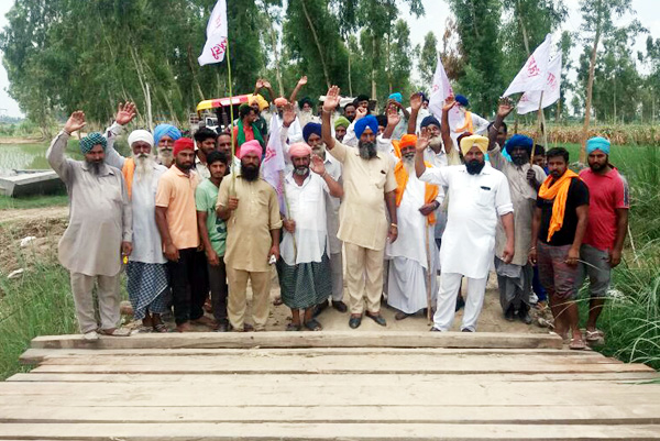 ਕਿਸਾਨ ਸੰਘਰਸ਼ ਕਮੇਟੀ ਨੇ ਪਲਟੂਨ ਬ੍ਰਿਜ ਖੋਲ੍ਹਣ ਦੇ ਵਿਰੋਧ ''ਚ ਲਾਇਆ ਧਰਨਾ