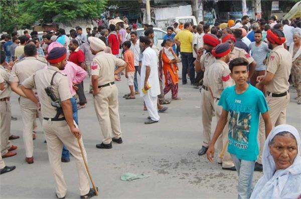 demonstrations against police in ratan singh chowk