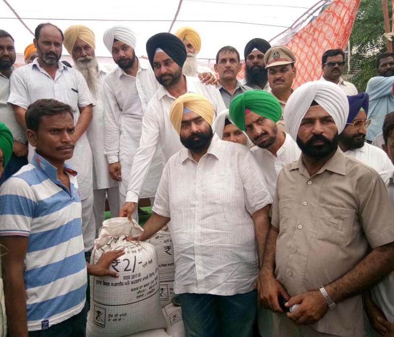 ਵਿਧਾਇਕ ਨੇ ਆਟਾ-ਦਾਲ ਸਕੀਮ ਤਹਿਤ ਰਾਸ਼ਨ ਵੰਡਿਆ