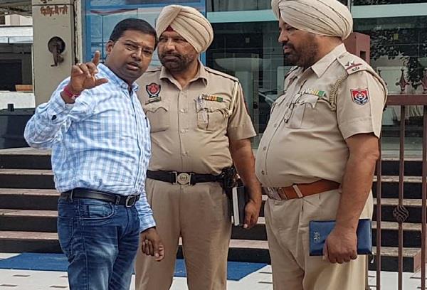 attempted to execute the warrant by threatening the robbers chowkidar