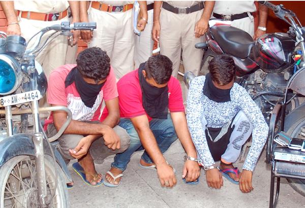 3 gangsters arrested from robbery and shops  1 absconding