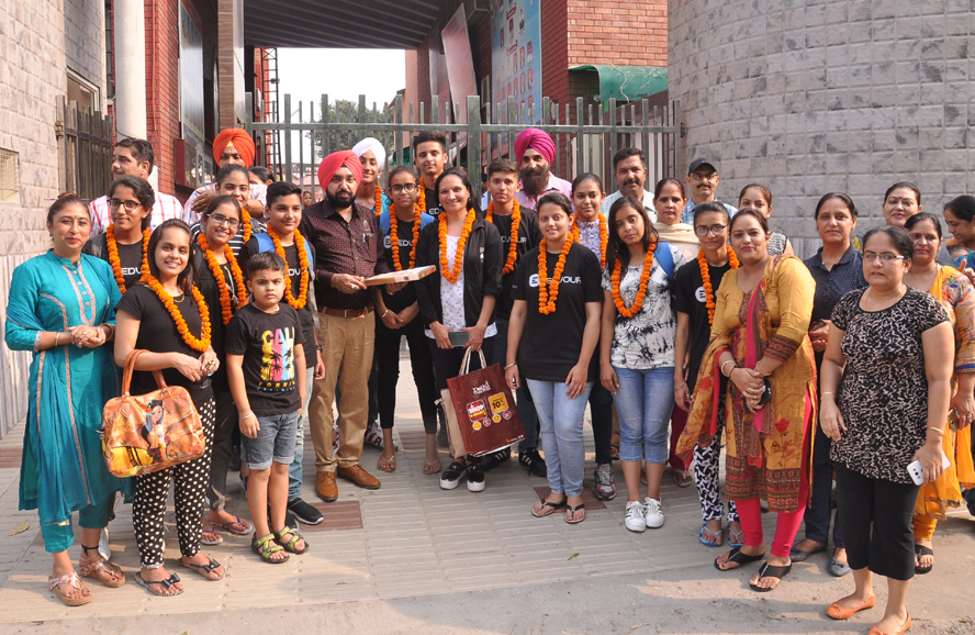 ''ਨਾਸਾ'' ਗਏ ਡੀ. ਏ. ਵੀ. ਸਕੂਲ ਦੇ ਵਿਦਿਆਰਥੀਆਂ ਦਾ ਪਟਿਆਲਾ ਪੁੱਜਣ ''ਤੇ ਨਿੱਘਾ ਸਵਾਗਤ