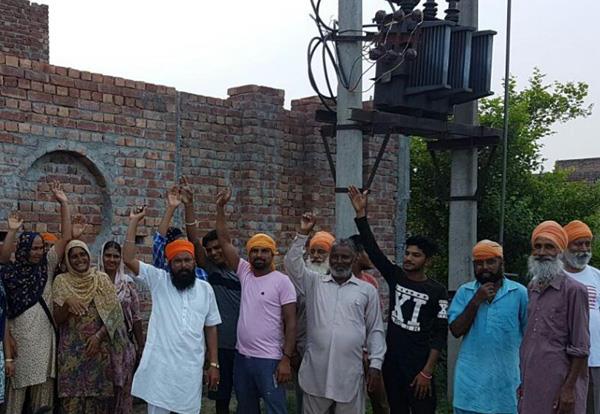 people held dharna in front of the power board at night