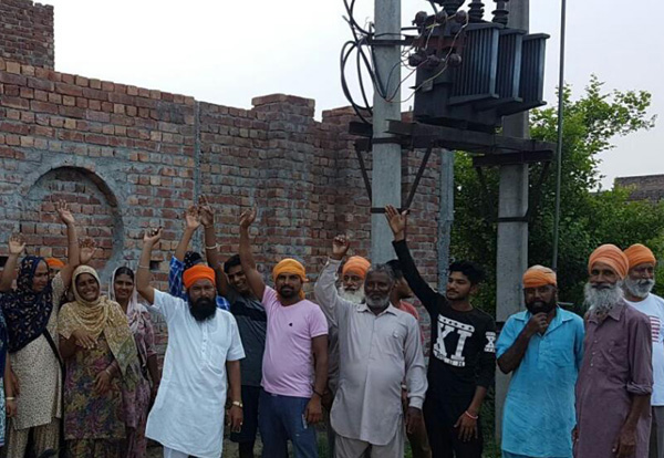 ਲੋਕਾਂ ਨੇ ਰਾਤ ਨੂੰ ਬਿਜਲੀ ਬੋਰਡ ਦੇ ਸਾਹਮਣੇ ਦਿੱਤਾ ਧਰਨਾ