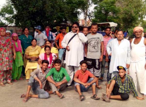 ਲੋਕਾਂ ਨੇ ਪੁਲਸ ''ਤੇ ਧੱਕੇਸ਼ਾਹੀ ਦੇ ਲਾਏ ਦੋਸ਼, ਚਾਰ ਘੰਟੇ ਤੱਕ ਕੀਤਾ ਚੱਕਾ ਜਾਮ