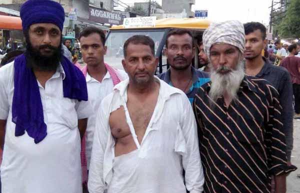 auto rickshaw pullers hit the e rickshaw driver  s wardrobe