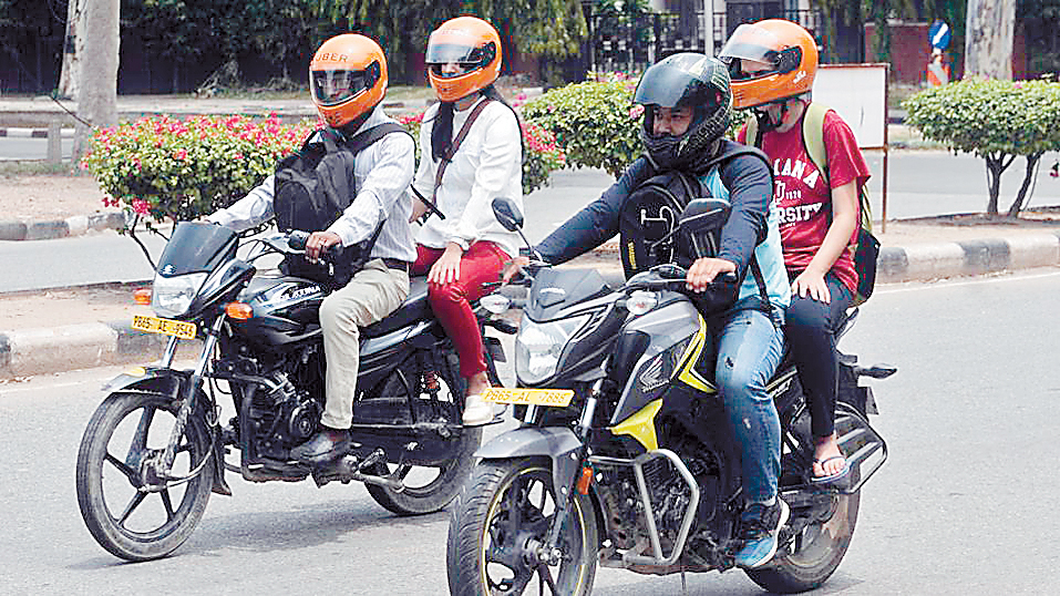 ਚੰਡੀਗੜ੍ਹ ਨੇ ਕੀਤਾ ਪਰਮਿਟ ਦੇਣ ਤੋਂ ਮਨ੍ਹਾ ਤਾਂ ਮੋਹਾਲੀ ਨੇ ਕੀਤਾ ਜਾਰੀ, ਐਕਟਿਵਾ ਲੈ ਕੇ ਲੜਕੀਆਂ ਵੀ ਲਾਈਨ ''ਚ