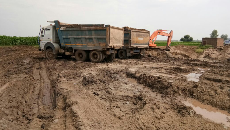 ''ਘੱਗਰ'' ਦੀ ਜ਼ਮੀਨ ''ਤੇ ਨਾਜਾਇਜ਼ ਮਾਈਨਿੰਗ