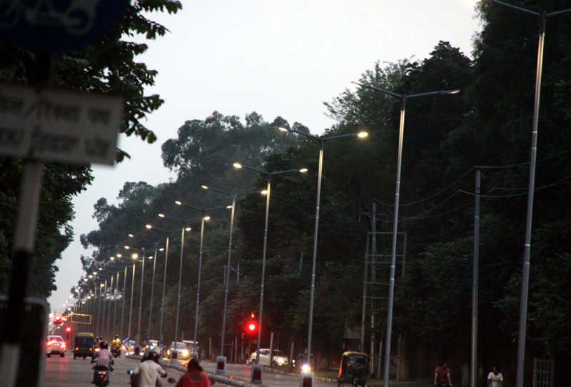 ਐੱਲ. ਈ. ਡੀ. ਲਾਈਟਾਂ ਨਾਲ ਜਗਮਗਾਉਣਗੀਆਂ ਸੜਕਾਂ, ਸੈਕਟਰ-7 ਤੋਂ ਹੋਈ ਸ਼ੁਰੂਆਤ