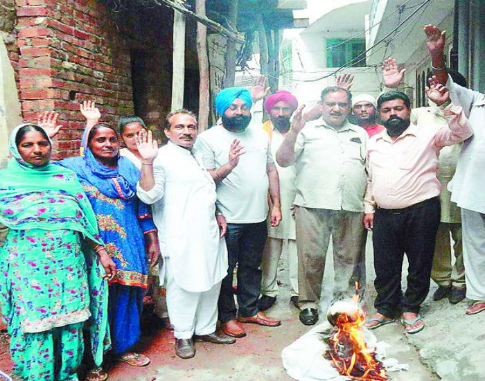 ਜੰਮੂ-ਕਸ਼ਮੀਰ ''ਚ ਜੰਗਬੰਦੀ ਦੀ ਉਲੰਘਣਾ ਦਾ ਮਾਮਲਾ, ਚੀਨ ਤੇ ਪਾਕਿ ਸਰਕਾਰ ਦਾ ਪੁਤਲਾ ਫੂਕਿਆ