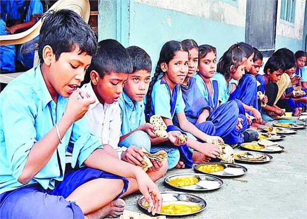 students are invited to the meal on the meal  h  r  d  of the eyes