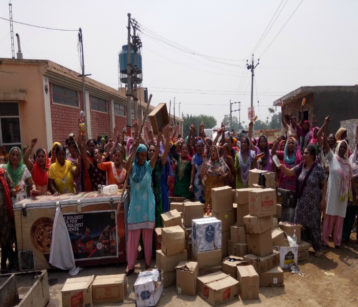 ਸ਼ਰਾਬੀਆਂ ਤੋਂ ਤੰਗ ਮਹਿਲਾ ਮੁਲਾਜ਼ਮਾਂ ਦਾ ਫੁੱਟਿਆ ਗੁੱਸਾ, ਸ਼ਰਾਬ ਸੜਕ ''ਤੇ ਰੱਖ ਕੇ ਠੇਕਾ ਕੀਤਾ ਬੰਦ