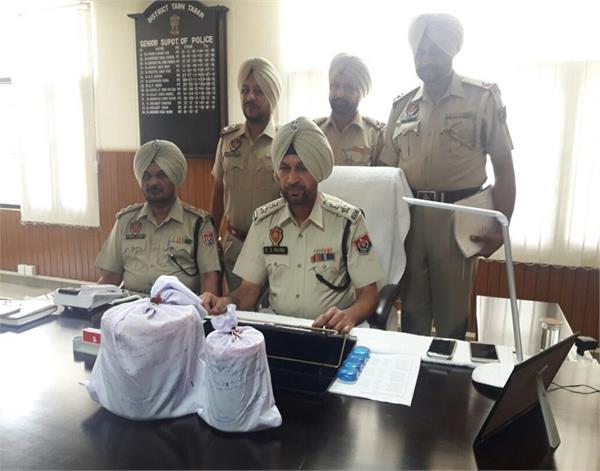 5 kg of opium 2 smugglers arrested