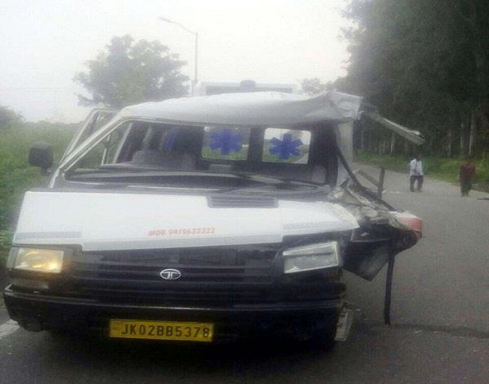 ਚਾਲਕ ਨੂੰ ਨੀਂਦ ਦਾ ਝੋਕਾ ਆਉਣ ''ਤੇ ਟਰਾਲੀ ਨਾਲ ਟਕਰਾਈ ਐਬੂਲੈਂਸ, ਔਰਤ ਜ਼ਖਮੀ