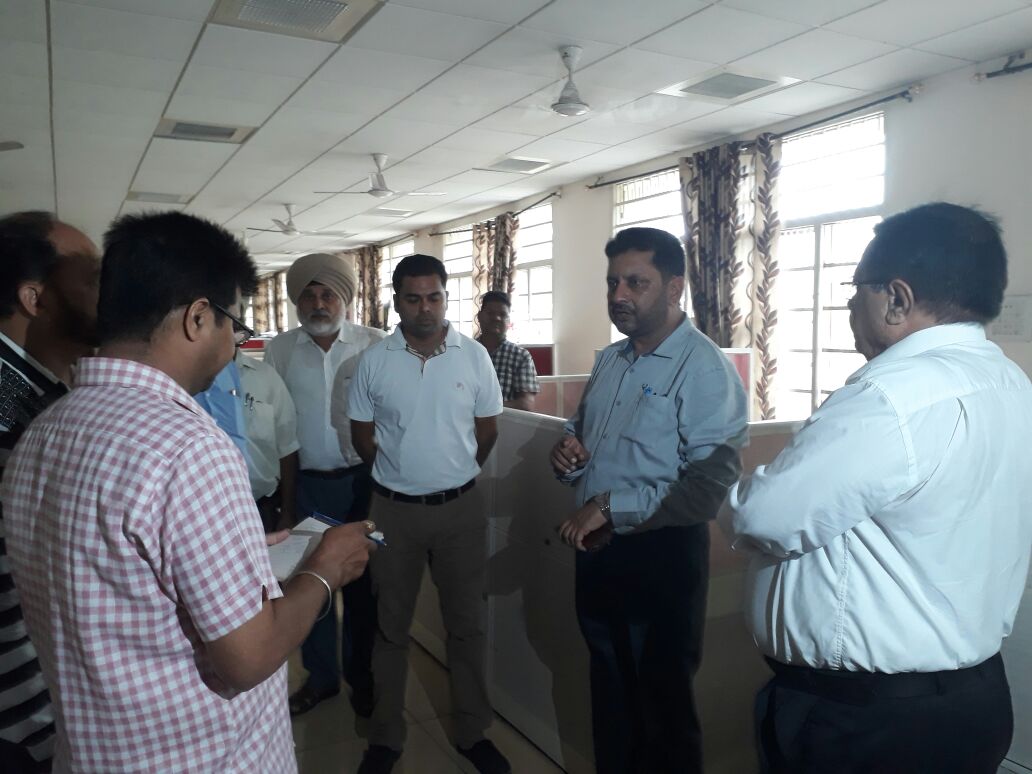 ਸਰਕਾਰ ਦੇ ਹੁਕਮਾਂ ਨੂੰ ਟਿੱਚ ਜਾਣਦੇ ਹਨ ਸਰਕਾਰੀ ਬਾਬੂ, ਪਟਵਾਰਖਾਨੇ ਦੀ ਅਚਨਚੇਤ ਛਾਪੇਮਾਰੀ ਨੇ ਖੋਲ੍ਹੀ ਪੋਲ (ਤਸਵੀਰਾਂ)