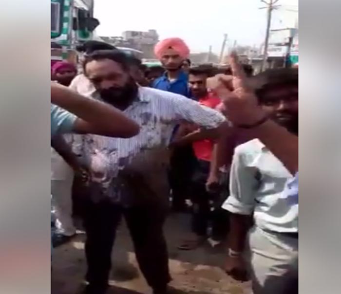 ਪੁਲਸ ਮੁਲਾਜ਼ਮ ਨੇ ਬੱਸ ''ਚ ਕੁੜੀਆਂ ਨਾਲ ਕੀਤੀ ਘਟੀਆ ਹਰਕਤ, ਮੁੰਡੇ ਨੇ ਸੜਕ ''ਤੇ ਧੂਹ-ਧੂਹ ਕੇ ਕੁੱਟਿਆ (ਵੀਡੀਓ)