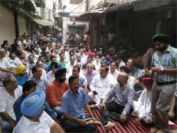 hopkeepers sit on protest against gst