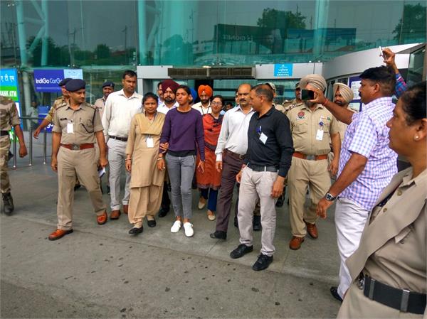 women s world cup harmanpreet kaur airport