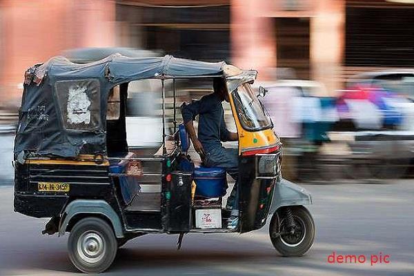 an auto driver is pushing cleanliness campaign in unique style