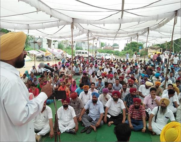 dharna in education minister s constituency by teachers