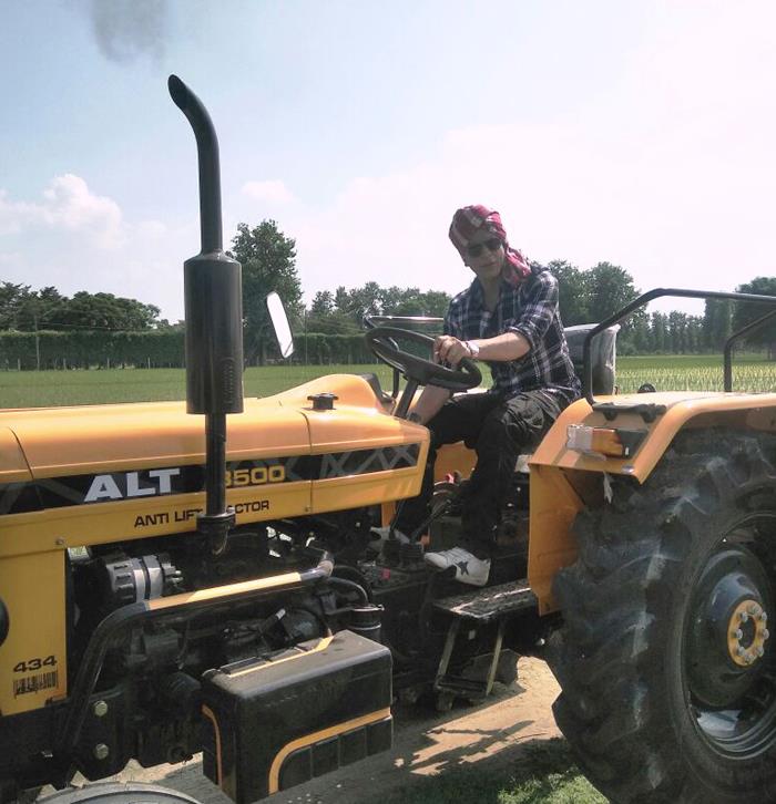 shahrukh khan drive tracktor