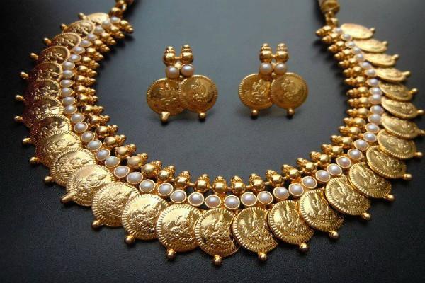 gold prices fall sharply  what is the price today 