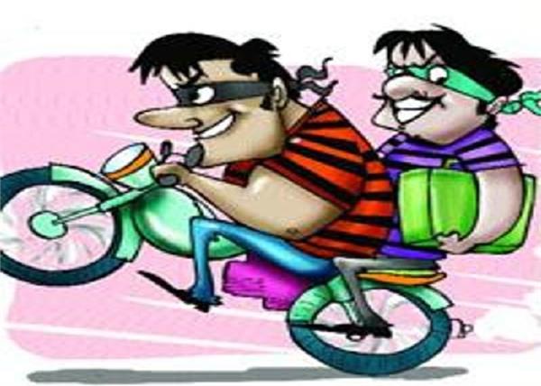 day to day robbers clean hands on 15 gold and 1 5 lakh cash