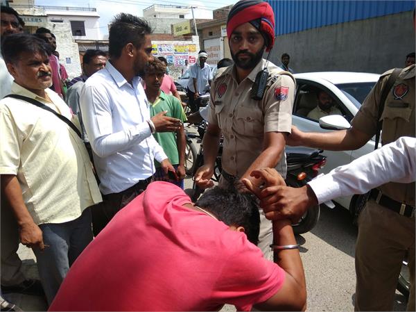 boys beaten girls on road