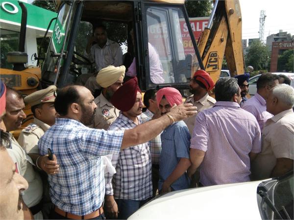 ਮਾਡਲ ਟਾਊਨ ''ਚ ਪਾਰਕਿੰਗ ਪਲੇਸ ਵੱਲ ਮੂੰਹ ਕਰਕੇ ਬਣੀਆਂ ਦੁਕਾਨਾਂ ''ਤੇ ਚੱਲੀ ਡਿੱਚ
