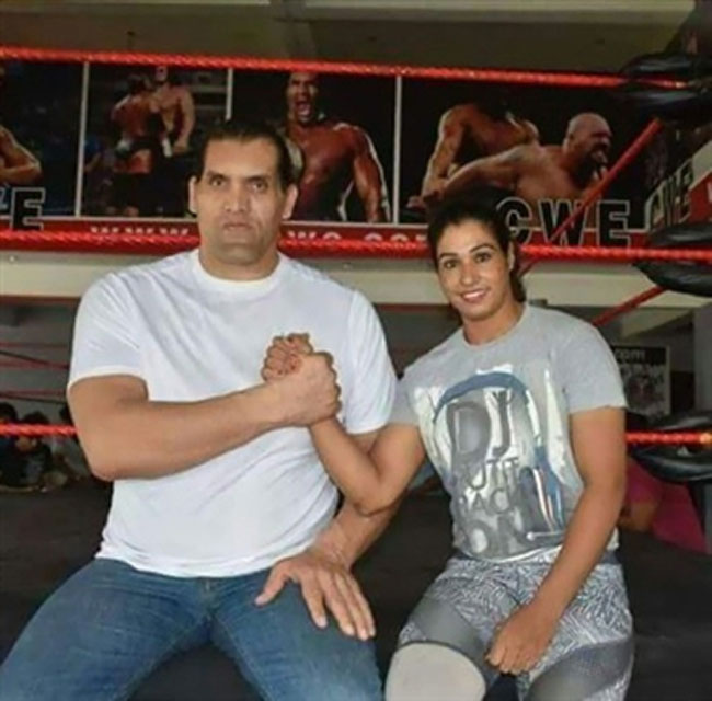 WWE ''ਚ ਆਪਣਾ ਦਬਦਬਾ ਬਣਾਉਣ ਲਈ ਅਮਰੀਕਾ ਰਵਾਨਾ ਹੋਈ ਸੂਟ ਸਲਵਾਰ ਵਾਲੀ ਕਵਿਤਾ