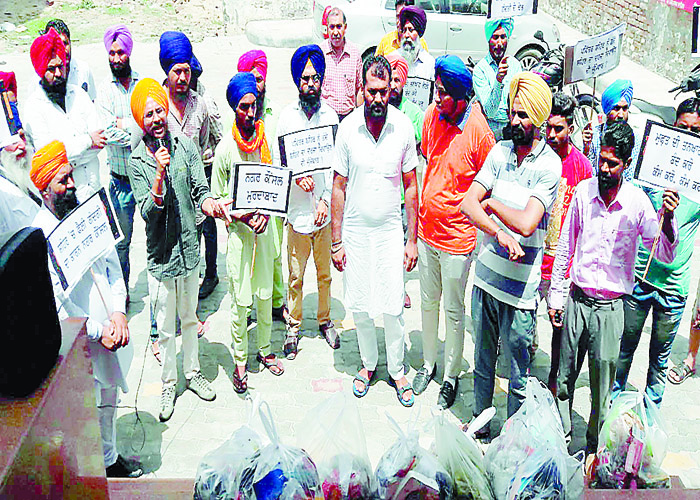 ਨਗਰ ਕੌਂਸਲ ਦੇ ਗੇਟ ਅੱਗੇ ਕੂੜਾ ਖਿਲਾਰ ਕੇ ਕੱਢਿਆ ਰੋਸ ਮਾਰਚ