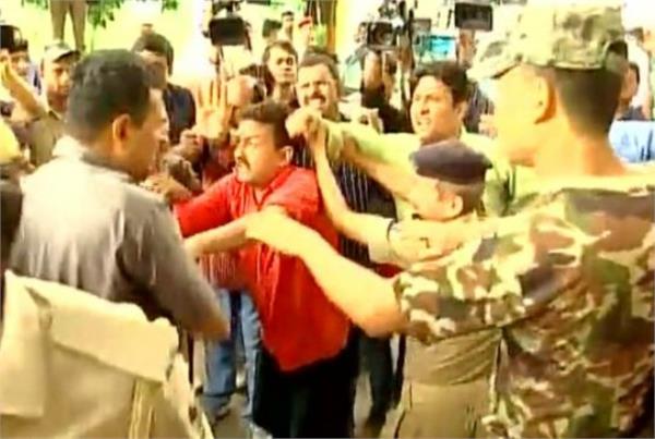 ਗਾਰਡਸ ਨੇ ਮੀਡੀਆ ਨਾਲ ਕੀਤੀ ਕੁੱਟਮਾਰ, ਤਮਾਸ਼ਾ ਦੇਖਦੇ ਰਹੇ ਤੇਜਸਵੀ