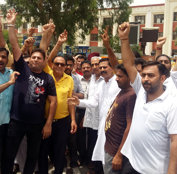 ਜੀ. ਐੱਸ. ਟੀ. ਦੇ ਵਿਰੋਧ ''ਚ ਕੱਪੜਾ ਵਪਾਰੀਆਂ ਵੱਲੋਂ ਜੀ. ਟੀ. ਰੋਡ ਜਾਮ