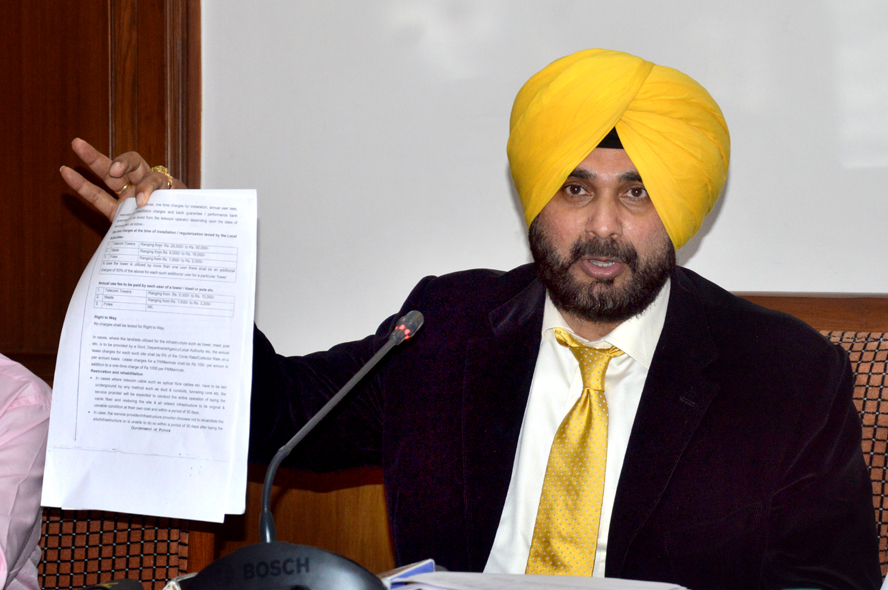 ਵਰਕ ਟੈਂਡਰ ਇਸ਼ੂ ਕਰਨ ਲਈ ਨਿਯਮਾਂ ਦੀ ਅਣਦੇਖੀ ਕਰਨ ''ਤੇ ਸਿੱਧੂ ਵਲੋਂ 4 ਚੀਫ ਐੱਸ. ਈ. ਸਸਪੈਂਡ